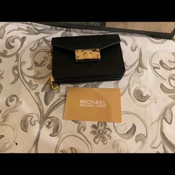 Amazon.com: Michael Kors Jet Set Charm Small Id Chain Card  Michael Michael Kors Black Card Case Bag Charm